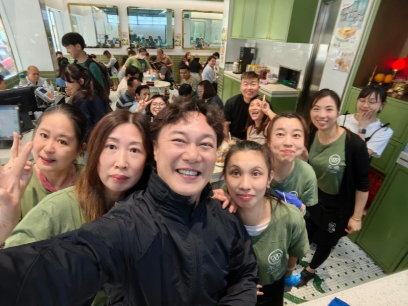 陳奕迅近日與爸爸一同光顧永順食店，遭在場食客“野生捕獲”！（圖片來源：永順食店）