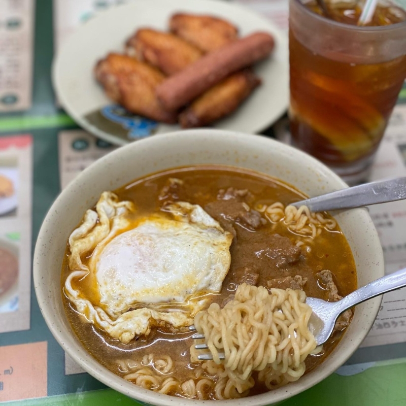 永順食店公開Eason的心水配搭，透露他點了沙嗲牛肉面配豬扒以及熱奶茶。（圖片來源：永順食店）