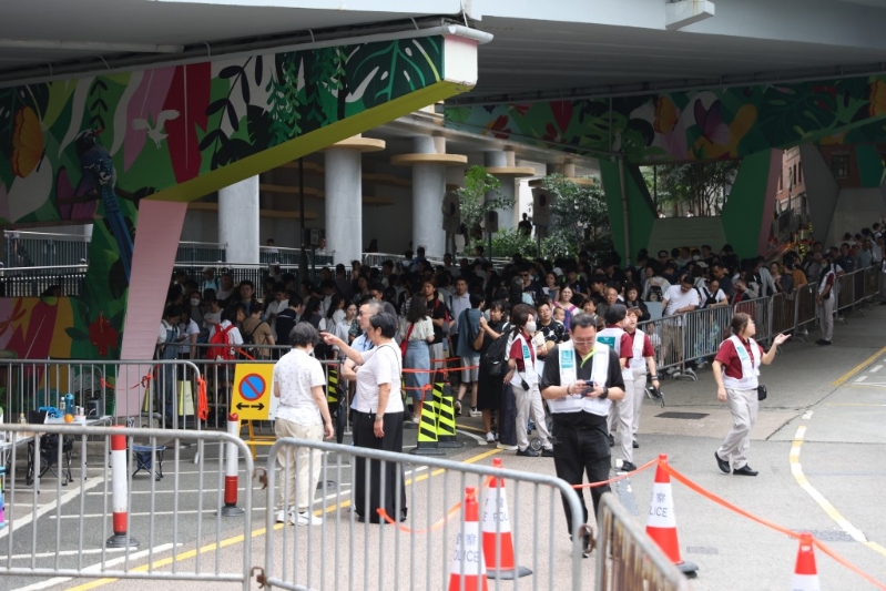 中環(huán)纜車站大排長龍。 何家豪攝