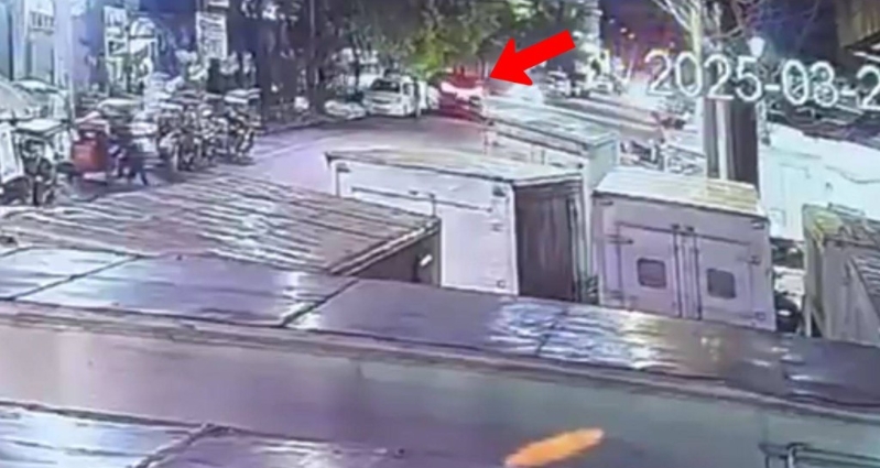 菲律賓“鋼鐵大王”郭從愿乘坐的七人車（箭咀示）被棄置街頭的影片曝光。