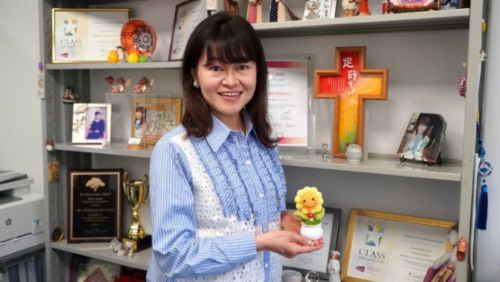 校園暴力及欺凌時(shí)有發(fā)生，為引導(dǎo)學(xué)生走出幽暗，馮麗姝博士埋首20載，到校識(shí)別高危學(xué)生。