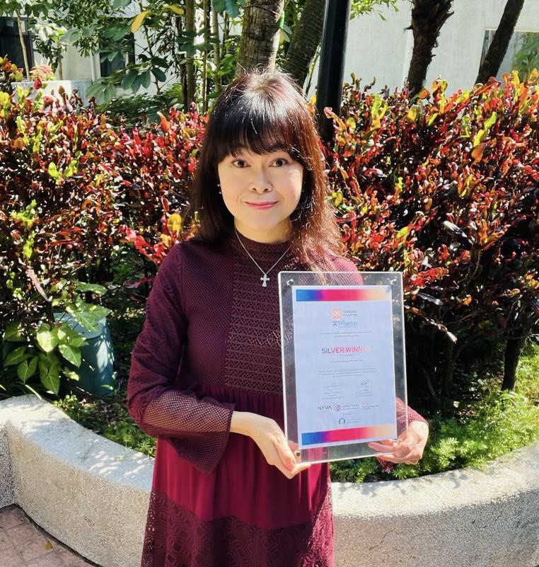 馮麗姝屢獲教學(xué)殊榮，于2022年獲「教育界奧斯卡」QS全球教學(xué)創(chuàng)新大獎(jiǎng)?lì)C發(fā)獎(jiǎng)項(xiàng)。