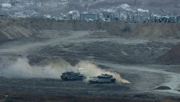 以色列安全內(nèi)閣4日批準名為“基甸戰(zhàn)車”（Gideon's Chariots）的軍事行動，以軍將不再撤離加沙，不少官員直言就是“征服”、“占領”加沙。畫面為3日以色列戰(zhàn)車在以色列與加沙邊界行動。