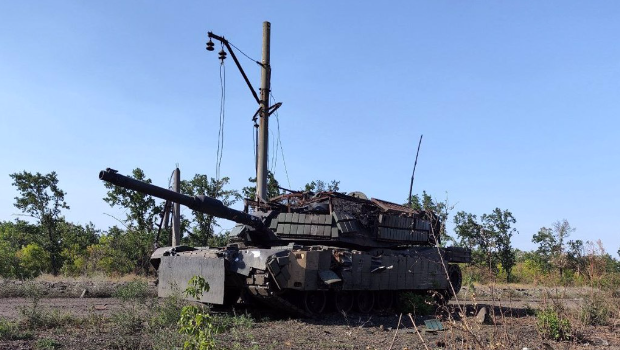 2024年7月21日，擊毀于紅軍村方向的M1A1SA，炮塔上方貼了不少Kontakt-1爆炸反應(yīng)專甲。