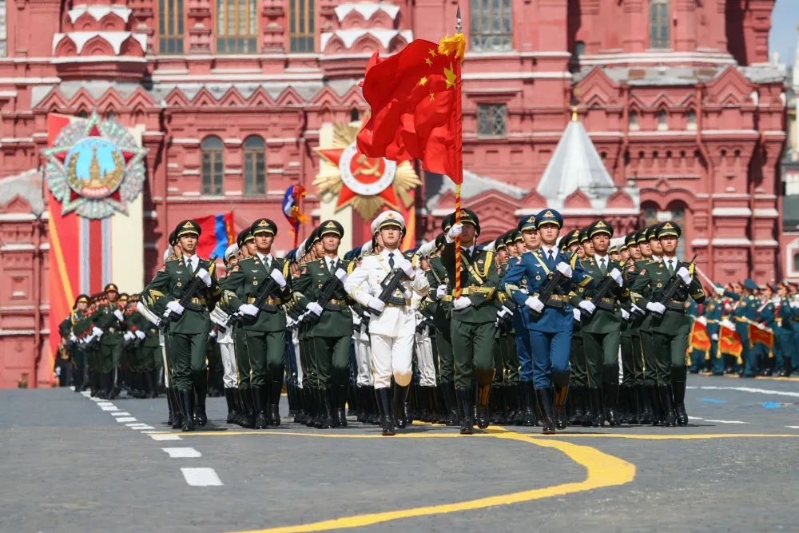 中國(guó)人民解放軍三軍儀仗隊(duì)方隊(duì)軍容嚴(yán)整、士氣高昂，邁著堅(jiān)定有力的步伐走過紅場(chǎng)。
