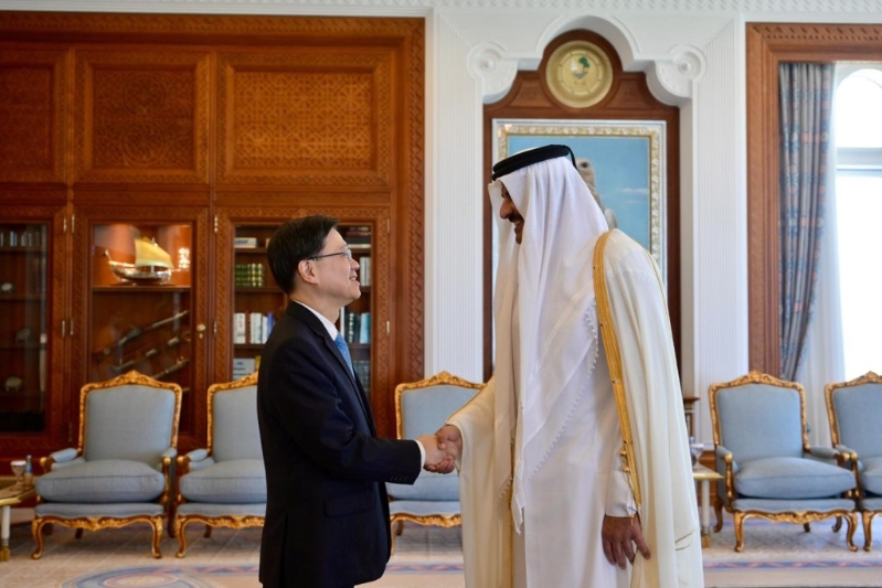李家超與卡塔爾埃米爾、國(guó)家元首HH Sheikh Tamim bin Hamad Al Thani會(huì)面，就加強(qiáng)香港與卡塔爾的經(jīng)貿(mào)、投資及人文合作深入交流。 李家超fb