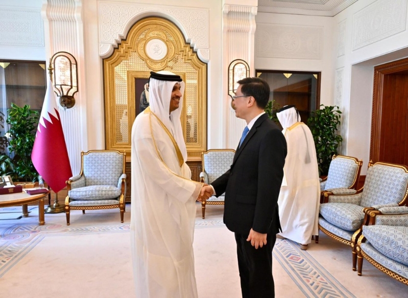 李家超與卡塔爾首相兼外交大臣HE Sheikh Mohammed bin Abdulrahman Al Thani會(huì)面，邀請(qǐng)卡塔爾探索利用香港作為國(guó)際金融中心和國(guó)際創(chuàng)科中心的優(yōu)勢(shì)，發(fā)掘投資和商業(yè)機(jī)遇。 李家超fb