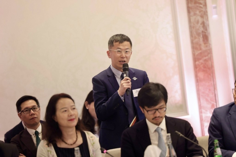 代表團(tuán)成員出席卡塔爾商人協(xié)會(huì)圓桌會(huì)議，與當(dāng)?shù)厮綘I企業(yè)代表會(huì)面。