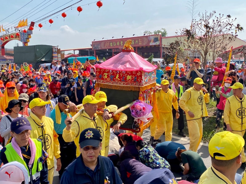 白沙屯媽祖徒步進香為臺灣年度宗教盛事之一，今年報名逾32萬名香燈腳隨行。