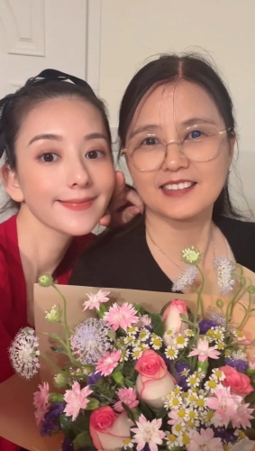 方媛和媽媽慶祝母親節(jié)，似兩姊妹多過兩母女。