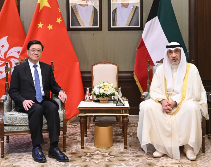 李家超（左）今日（13日）在科威特與科威特署理首相Fahad Yousuf Saud Al-Sabah（右）會面。政府新聞處圖片