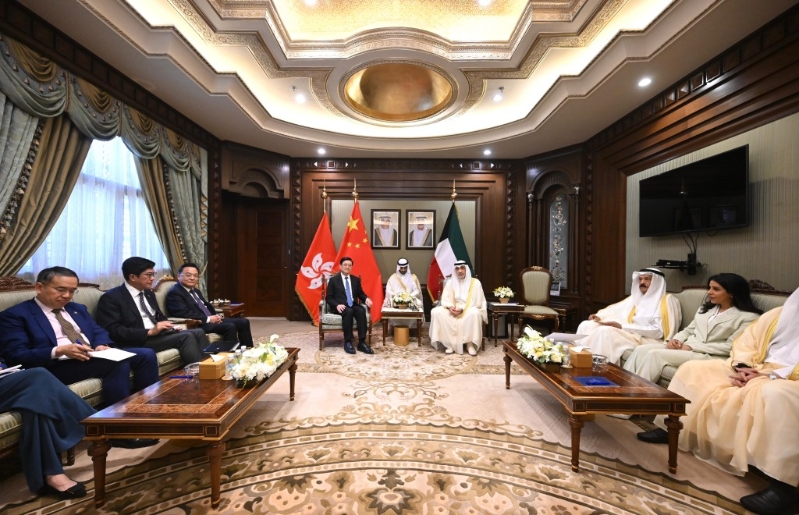 李家超（左四）今日（13日）在科威特與科威特署理首相Fahad Yousuf Saud Al-Sabah（右三）會面。政府新聞處圖片