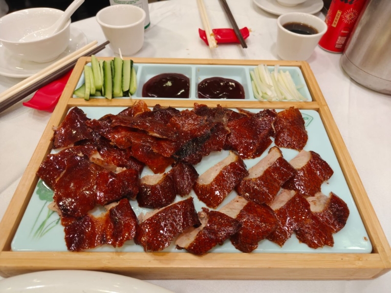 主打亮點包括片皮鴨任叫任食。