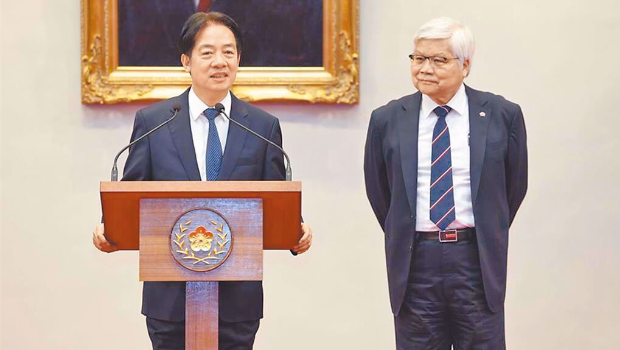 左起為賴清德、臺積電董事長魏哲家。