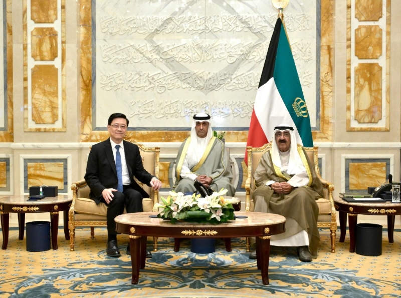 李家超(左)早前在科威特與科威特埃米爾（國(guó)家元首）Meshal Al-Ahmad Al-Jaber Al-Sabah（右）會(huì)面。政府新聞處圖片