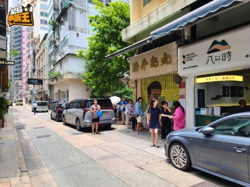 ▲面店中午開門前，已有很多人在店外排隊等候光顧。