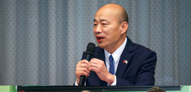 韓國瑜(上)稱呼柯建銘(下中)、吳思瑤(下左)、陳培瑜(下右)為一龍二鳳，引發(fā)陳培瑜不滿。