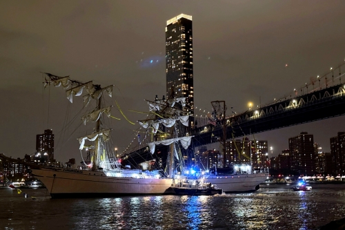 載200人墨西哥軍艦撞美大橋！