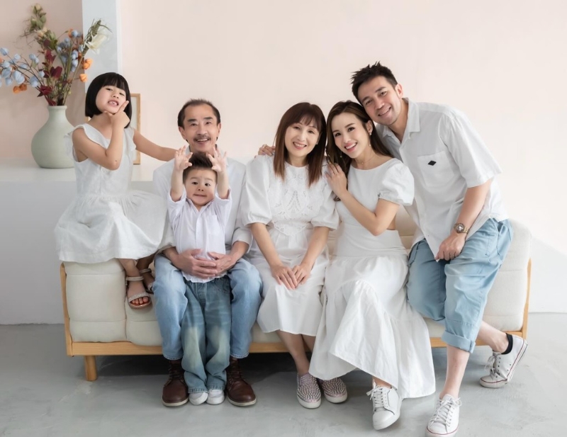楊洛婷大曬三代同堂的照片。