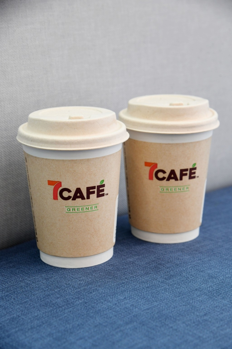 集團(tuán)旗下7-Eleven計(jì)劃目標(biāo)一年將回收約125 萬(wàn)杯7CAFé 即磨咖啡飲品的咖啡渣，交給本地慈善有機(jī)農(nóng)莊轉(zhuǎn)化成有機(jī)肥料，預(yù)計(jì)可栽種出約4,000 公斤有機(jī)農(nóng)作物，以及減少因棄置廚馀而造成的19,256 公斤溫室氣體排放。