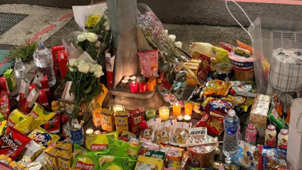 新北三峽車禍現(xiàn)場放滿民眾擺放的零食和鮮花