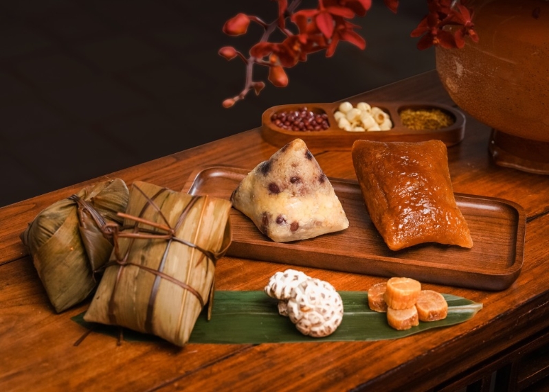 Lung_King_Heen_Glutinous_Rice_Dumpling_with_1_Conpoy_Pork_Belly_Salted_Egg_Yolk_2_Pineapple_and_Osmanthus_1_
