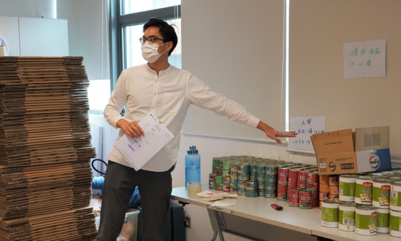 多年來(lái)，Terry走遍香港各區(qū)支援有需要人士，不論是火災(zāi)、大停電、暴雨等，總會(huì)看到他的身影。(香港紅十字會(huì)提供)