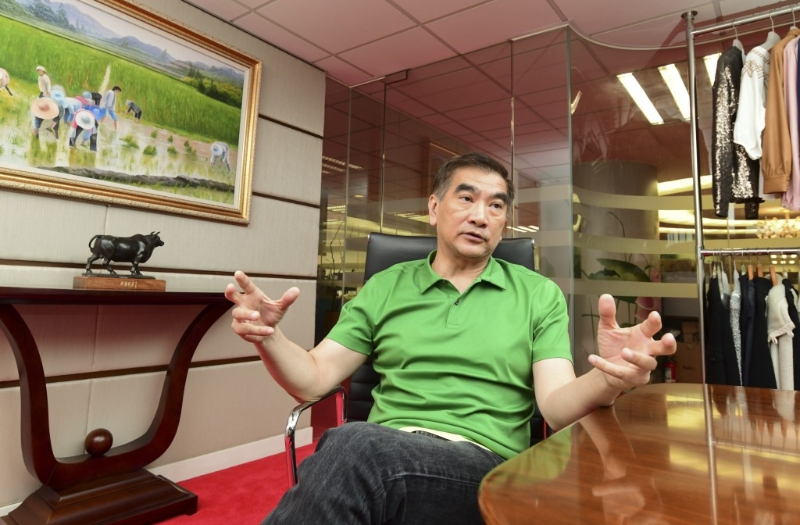鐘國斌指“如東南亞等地因美國收重稅，無法出口庫存，便要降價(jià)轉(zhuǎn)售其他地區(qū)，香港或可買到便宜貨物”。 資料圖片