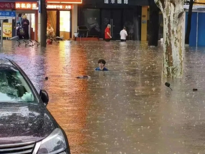 武漢大學(xué)校門(mén)水淹至肩膀。
