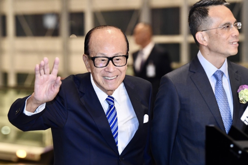 中國(guó)富豪第9位香港的李嘉誠(chéng)、李澤鉅父子（2100億元人民幣）。 中通社