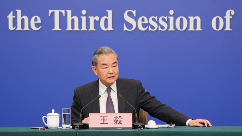 外交部長(zhǎng)王毅昨日下午抵港，出席今日上午舉行的《關(guān)于建立國(guó)際調(diào)解院的公約》簽署儀式。新華社圖片