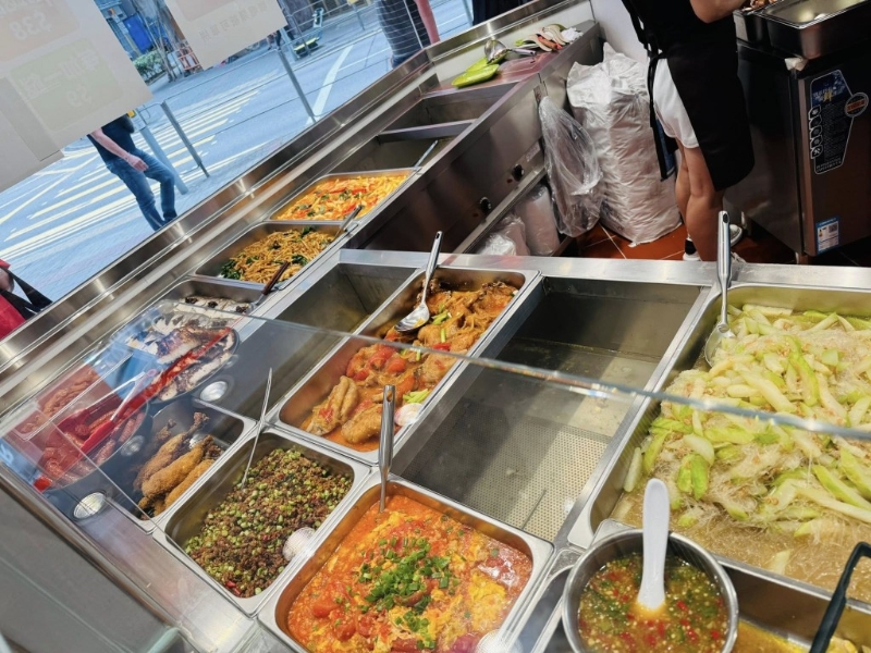 近年來，“兩餸飯”逐漸成為香港餐飲市場的熱門選擇（香港兩餸飯關(guān)注組）