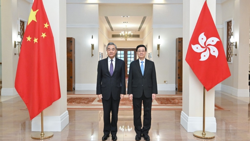 李家超（右）今日在禮賓府與中共中央政治局委員、外交部長王毅（左）會面。 政府新聞處.jpg