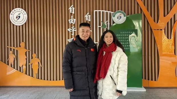 蔣雨融與初中班主任呂老師合照。