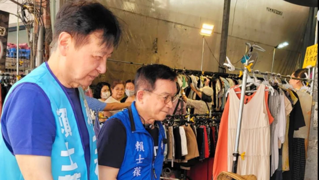 趙少康31日上午陪同國民黨“立委”賴士葆到木柵市場跟鄉(xiāng)親問好