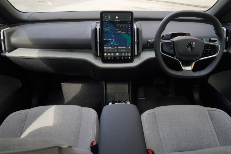 Volvo EX30電動(dòng)車車廂貫設(shè)北歐簡(jiǎn)約設(shè)計(jì)，車內(nèi)只有一個(gè)中央12.3吋垂直觸屏，音響以一條1040W Harman Kardon Sound bar取代門壁喇叭。