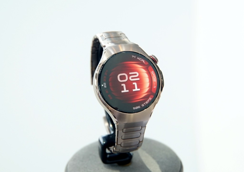 HUAWEI WATCH 5 46mm鈦空銀版本用上鈦金屬表殼及鈦合金表。