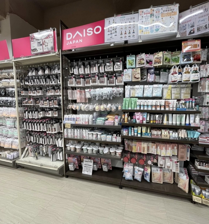 2022年翻新重開后易名“DAISO JAPAN”，是當(dāng)年全港最大的分店。