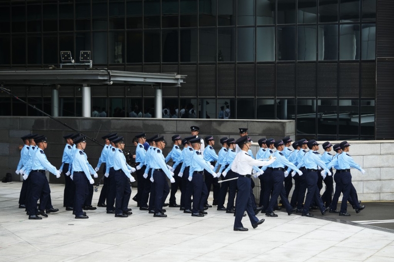 香港警務(wù)處督察月薪由52,015元至99,500元 (視乎學(xué)歷而定) 。
