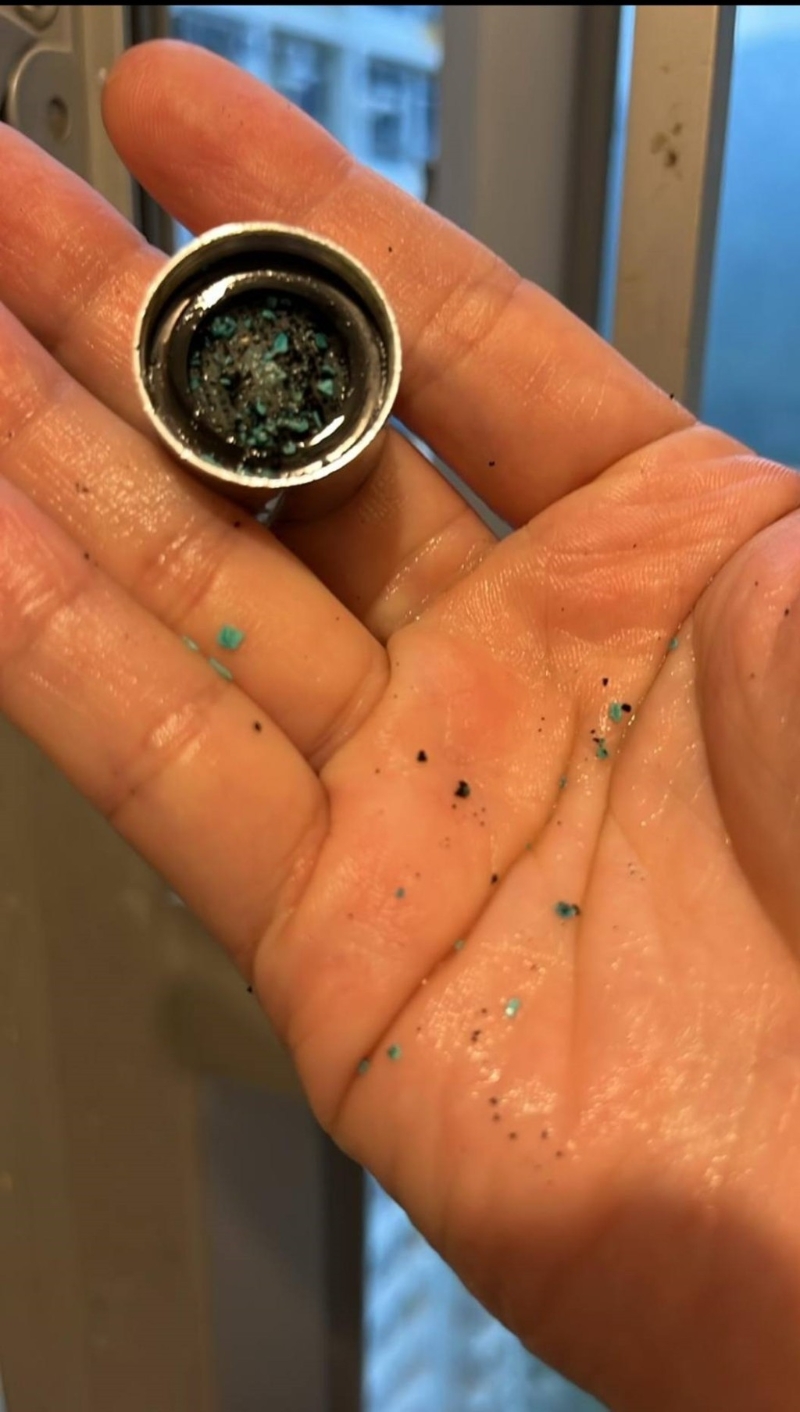 有居民稱濾嘴濾芯滿布黑色物。 網(wǎng)上圖片