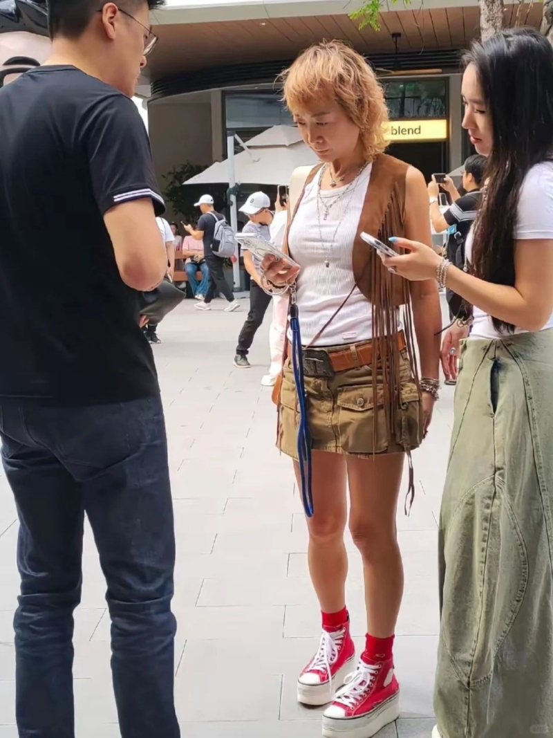任賢齊的妻子陳則妤（金發(fā)）和女兒Rati近日現(xiàn)身深圳，Rati越大越靚被指撞樣黎姿。