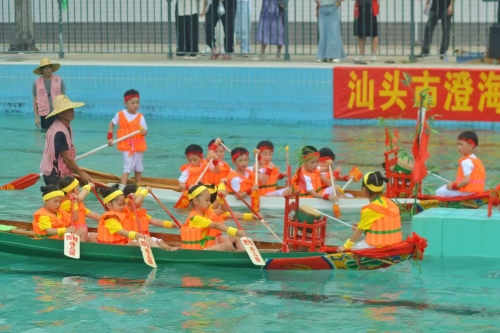 澄海區(qū)溪南西社幼兒園舉行幼兒龍舟比賽1