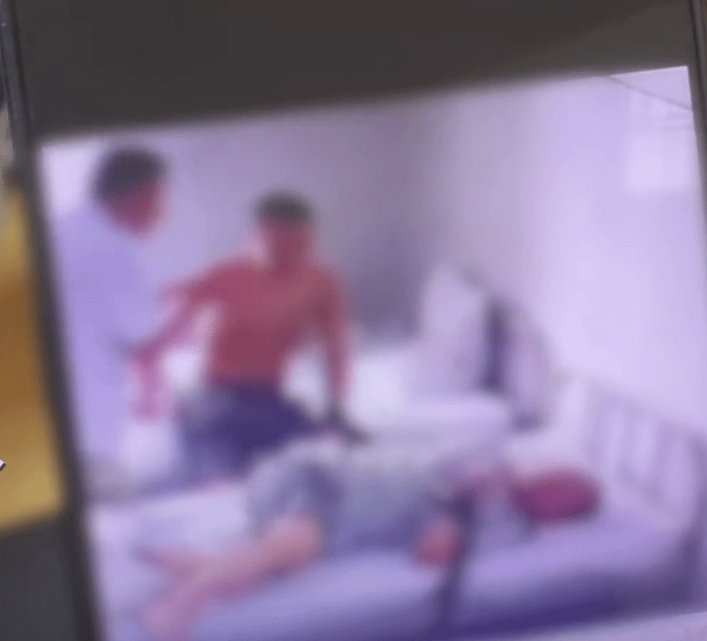 知情人指，精神病院的看護曾到場阻止，但隨后又離開現(xiàn)場。