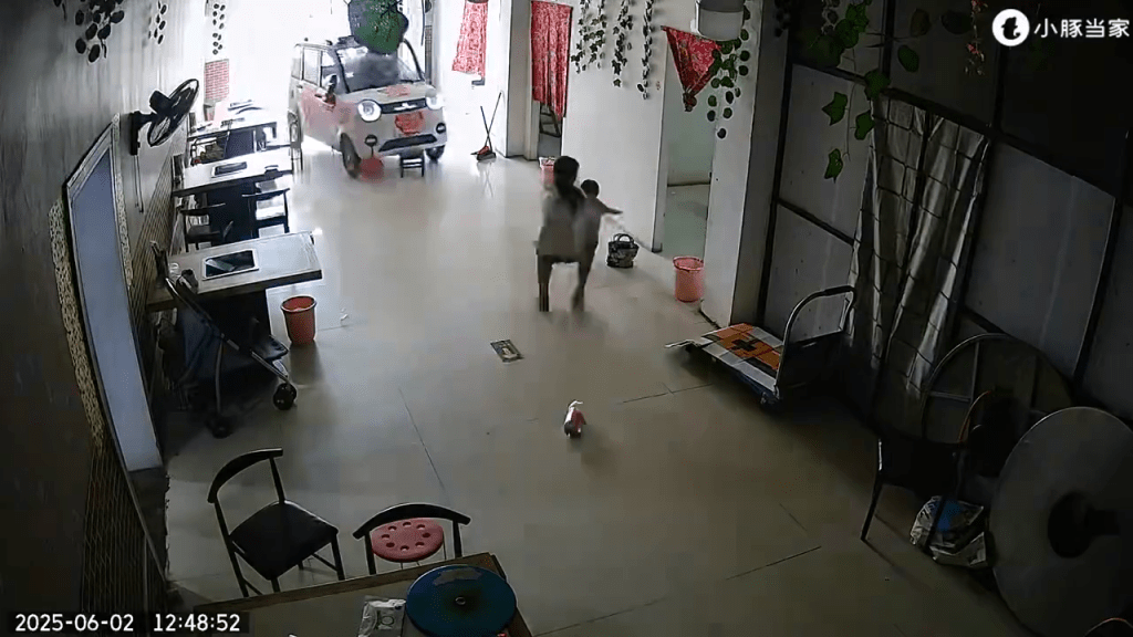 李鑫蕊馬上將1歲多的妹妹抱起。