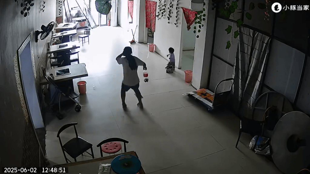 小型汽車撞入店內(nèi)，女孩嚇得用手掩口。