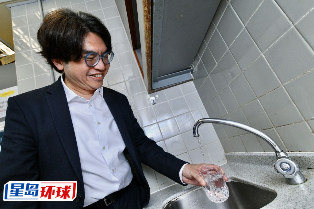 水務(wù)署署長(zhǎng)黃恩諾曾嘗試直接飲水喉水。