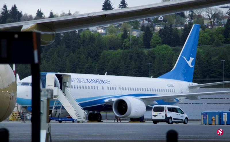 一架為中國客戶廈門航空制造的全新波音737 MAX客機，4月19日停放在美國華盛頓州西雅圖的金縣國際機場。今年4月美國宣布對中國加征高額關(guān)稅，導(dǎo)致波音暫停向中國交付客機。（路透社）.jpg