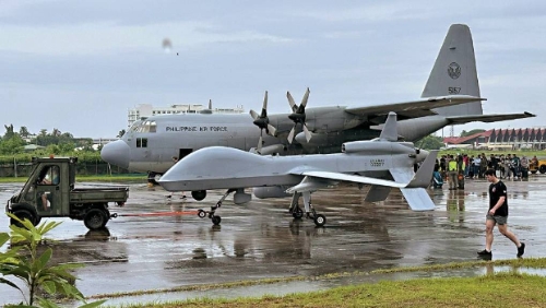菲國南部三寶顏機場可見停放了一架美國海軍無人機及一架菲律賓運輸機。