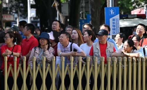 北京一考場外，家長在等待。 新華社
