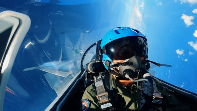 6月上旬，海軍航空母艦編隊(duì)在西太平洋海域進(jìn)行訓(xùn)練，圖為艦載戰(zhàn)斗機(jī)進(jìn)行飛行訓(xùn)練。 《人民日?qǐng)?bào)》